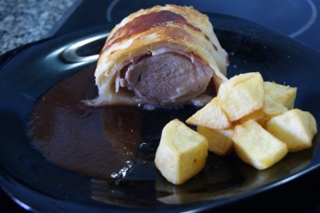 SOLOMILLO DE CERDO WELLINGTON CON SALSA DE VINO TINTO.